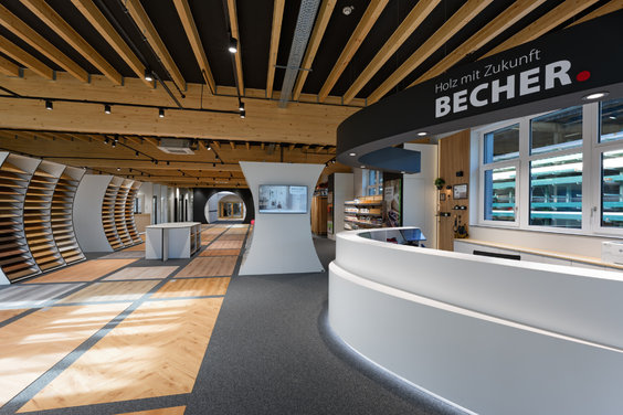 Neuer Showroom Holz Becher_Empfangstheke_Empfangstheke aus HIMACS Mineralwerkstoffen_HIMACS_Kuhlmann Laden- und Innenausbau