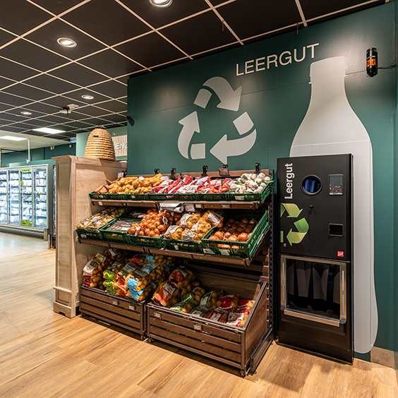 Leergutannahme bei EDEKA Clever in Hagen. Teil des Kuhlmann Refreshment-Konzeptes