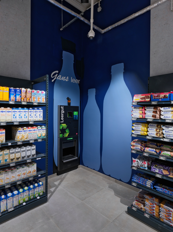 Plakative Leergutannahme im neuen EDEKA Frischemarkt